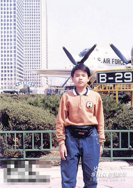 周杰伦罕见成长照曝光 腼腆青涩酷劲初显