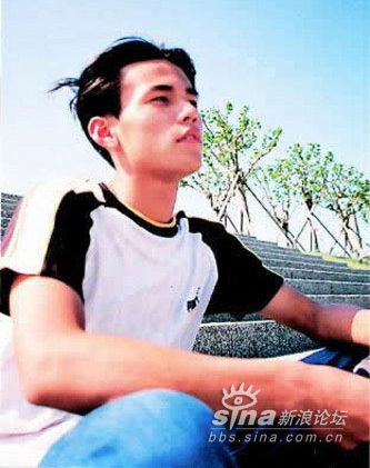 周杰伦罕见成长照曝光 腼腆青涩酷劲初显