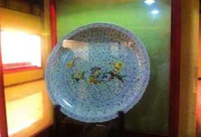 资料图：在冀宝斋这个晋代的盘子上，蜀国内讧，三英不战吕布战赵云。图片来源：华西都市报