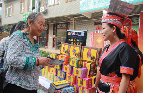 在金秀县瑶医药一条街，雷菊芳委员了解瑶浴的功效