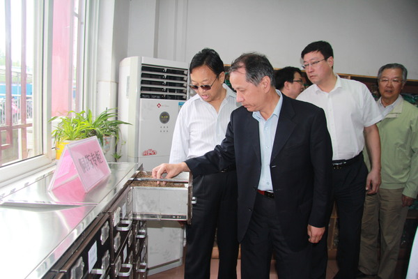 委员们参观三江县中医院侗药房