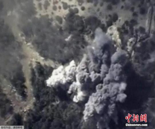 当地时间10月13日，俄罗斯国防部公布的视频显示俄罗斯战机空袭叙利亚境内极端武装时，导弹击中了弹药库引发大规模爆炸。