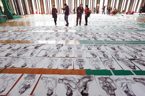 2015年3月25日，杭州，中国美术学院阅卷教师在给考生试卷评分。CFP供图