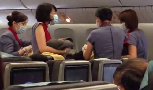 航班产子骗国籍被美遣返