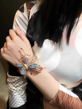 冯家妹设计“蝶”手镯