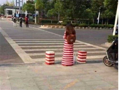 女生与隔离墩撞衫 “隔离墩成精了”的图片网上热传 女主自嘲身材不完美（图）