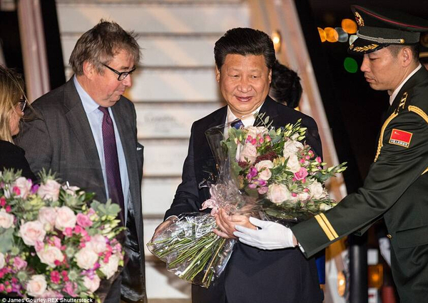 习近平抵达伦敦希思罗机场画面