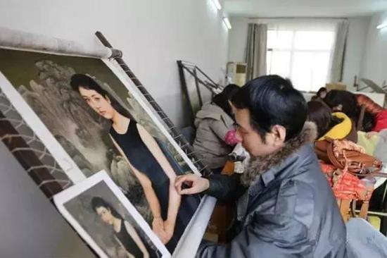 图为朱军成为国母彭丽媛制作绣像