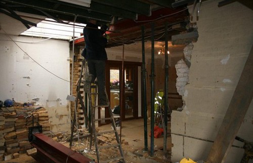 拉金趁妻子度假在起居室秘密建造巨大鱼缸。（网页截图）