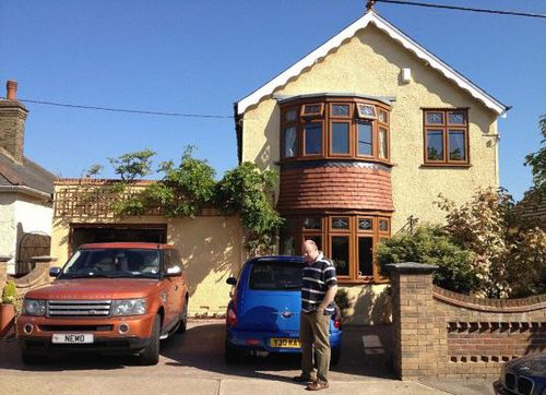 拉金承认，购买新家安装鱼缸可能更划算，但妻子不想搬家。（