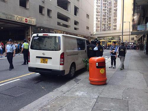 涉事胡姓香港导游押返现场重组案情。 本文图片 澎湃新闻记者 陈竹沁 图