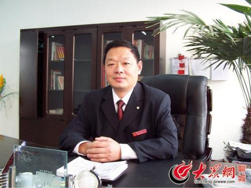 聊城市嘉明开发区第一实验小学校长李志猛任校长一职20余年，在做行政和管理工作之前是数学教师出身。他称，之所以取消小学一二年级的数学课，与低龄孩子的逻辑思维能力有关系。（大众网记者 王新 摄）