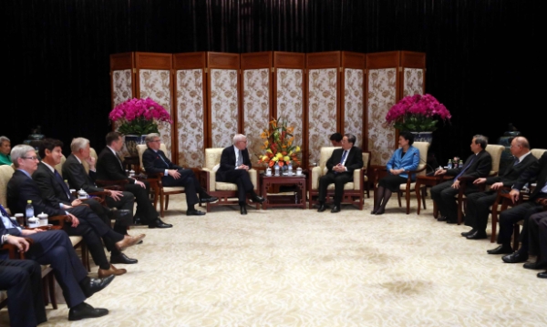 俞正声会见清华大学经管学院顾问委员会海外委员