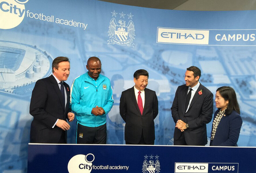 习近平主席在英格兰足球博物馆参观