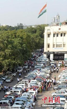 北京时间10月26日17时零9分，阿富汗发生7.8级地震，震源深度213公里。巴基斯坦及印度均有强烈震感。印度首都新德里感受到猛烈地震，建筑摇晃。