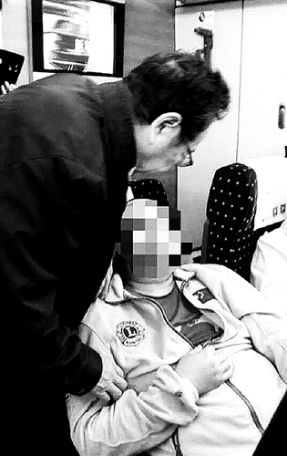 　　胡大一正在救助病人供图 网络