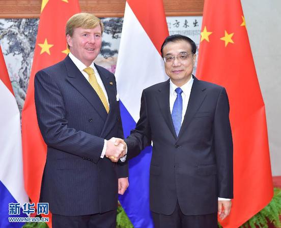 10月26日，国务院总理李克强在北京人民大会堂会见来华进行国事访问的荷兰国王威廉－亚历山大。 新华社记者 李涛 摄