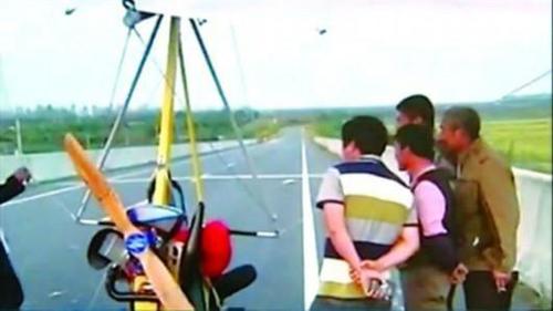 龚某为试飞做准备