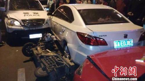 　网友上传的现场事故图片。 网友拍图 摄