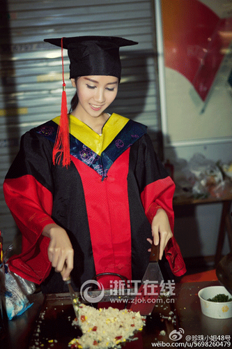 “美女博士”街头卖炒饭引热议 浙大回应
