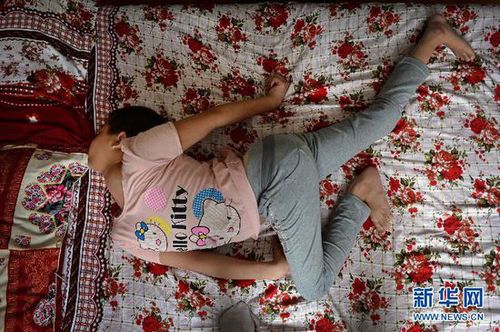 （关注贫困儿童）（1）“白酒女孩”程欣