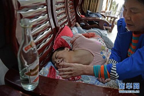 （关注贫困儿童）（2）“白酒女孩”程欣