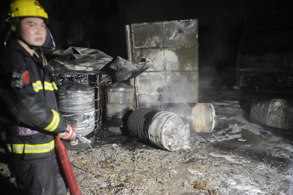 广东东莞发生火灾 疑黑油窝点爆炸 4