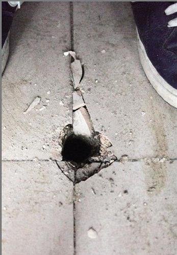 不仅在院子里，房屋里也有挖宝探洞