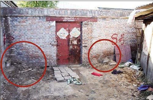靠近院门口的两个探洞已经被回填了（红圈处）