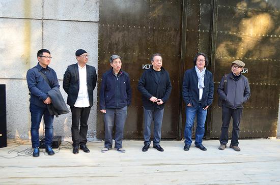 现场嘉宾合影：（左起）策展人王晓松、策展人冯博一、艺术家梁绍基、艺术家尚扬、艺术家徐冰、艺评家尹吉男