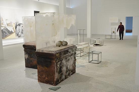 茧史（简史） 梁绍基 蚕丝、茧、木、铁、有机玻璃、古瓷匣钵、汉砖 2015