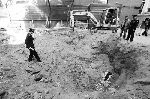 昨天下午，青龙胡同院子里开挖处正被回填