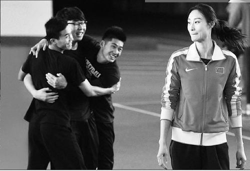 做游戏的时候，男生的目光一直注视着女神老师