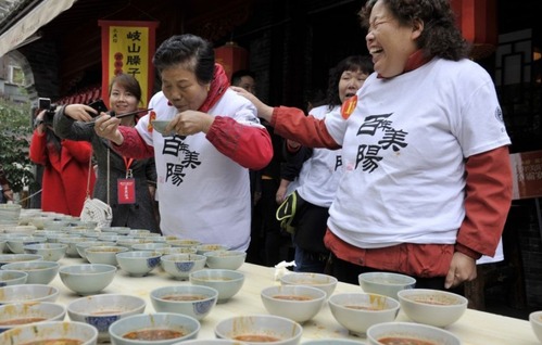 　游客在“吃面大赛”