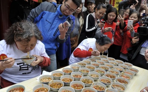 记者了解到，10月30日至11月2日，宝鸡市商务局等单位，永兴坊内举办了宝鸡美食文化节，期间有美食展示、美食品尝、美景展示等环节，如果您感兴趣，不妨利用周末时间去转转吧。