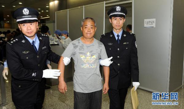 百名红通人员”赵汝恒被缉捕并押解回国3