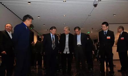 宝库中国董事朱旭东、杨雄市长、马未都先生 参观珐琅厅