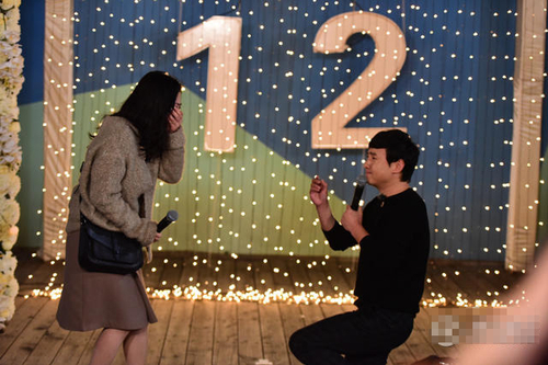 　沈腾跪地求婚。