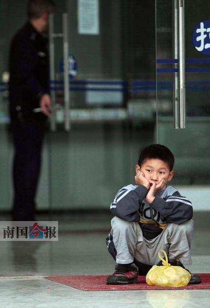 8岁男孩家被烧光父亲不知去向 其他亲人都不认养