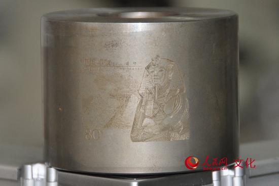 雕刻师完成钢版雕刻后，再将钢版“转移”到钢轴上，进行印刷。（人民网 王鹤瑾 摄）