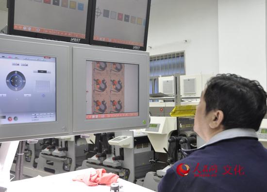 邮票在印刷过程中，工作人员必须实时监测。（人民网 王鹤瑾 摄）