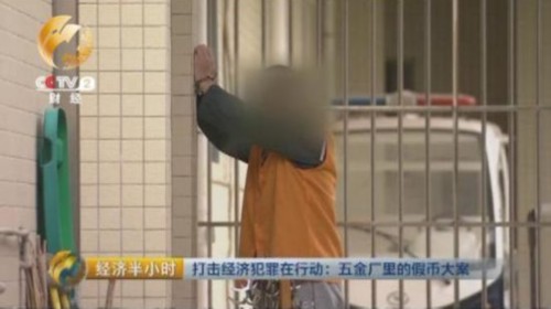 当时着急用钱的邓某，决定赌一把，开始替朱某张罗找印制假币的技术人员，并且和朱某商谈价格?？吹街炷匙偶笨?，邓某最终以每吨印钞纸30万元的承包价格和朱某成交。