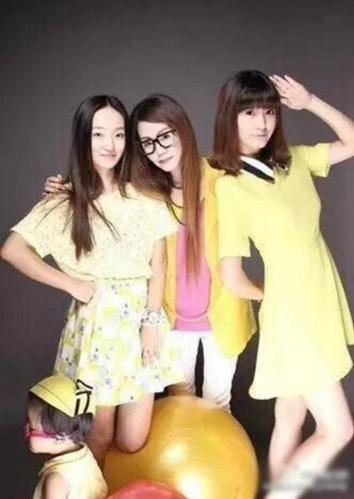 　50岁女子似少女，图为秦女士与两个女儿