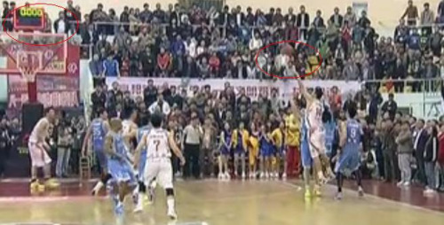 灯亮时王治郅已出手。图片来源：视频截图。