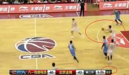 由于计时器问题，时间只剩3秒，青岛的球还在后场。图片来源：视频截图。