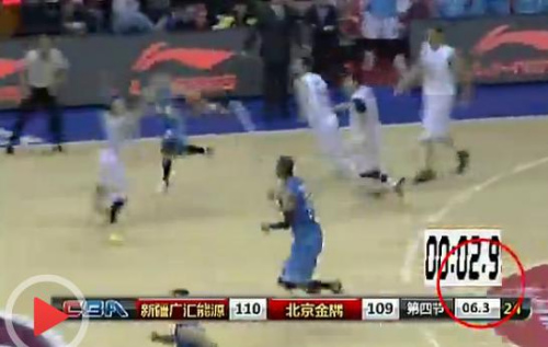 按照比赛进程模拟的计时器与实际计时器对比。图片来源：视频截图。