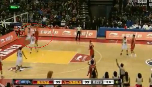 这一秒，王治郅甚至做了个假动作才投篮。图片来源：视频截图。