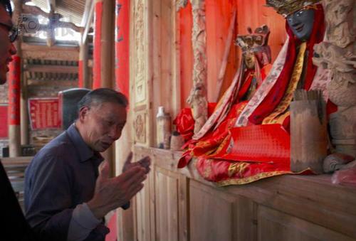 图说：“章公祖师”肉身神像被盗后，村民们根据记忆，请人重制了的祖师身像(右侧佛像)。