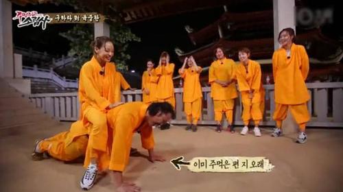 陆重烷接受惩罚做俯卧撑，女星具荷拉坐其背上。