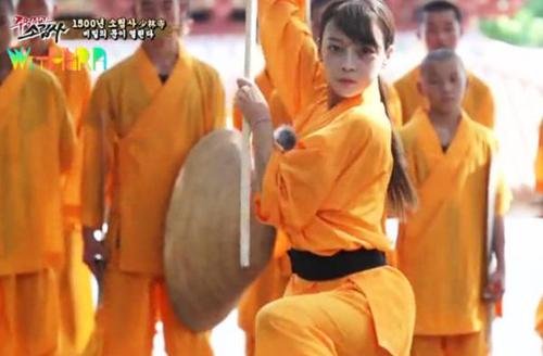 女星习武。